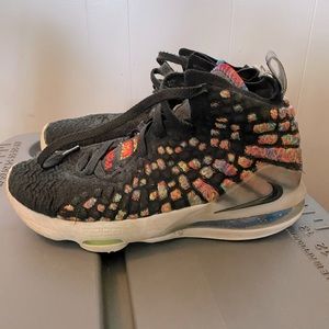 Boys Lebron 17’s size 6.5